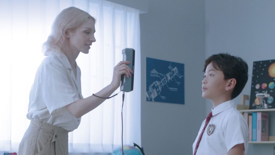 A person 3D scanning a young student using the EINSTAR 3D scanner