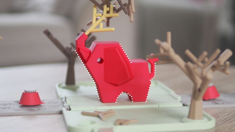 An image of the Pinchee game’s elephant base with dotted white lines highlighting angled surfaces, showing how the design avoids overhangs and prints without supports.